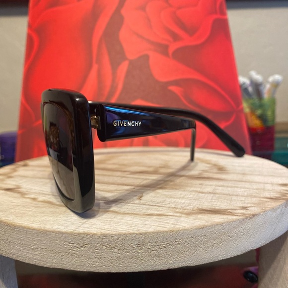 Givenchy - Picture 4 of 9